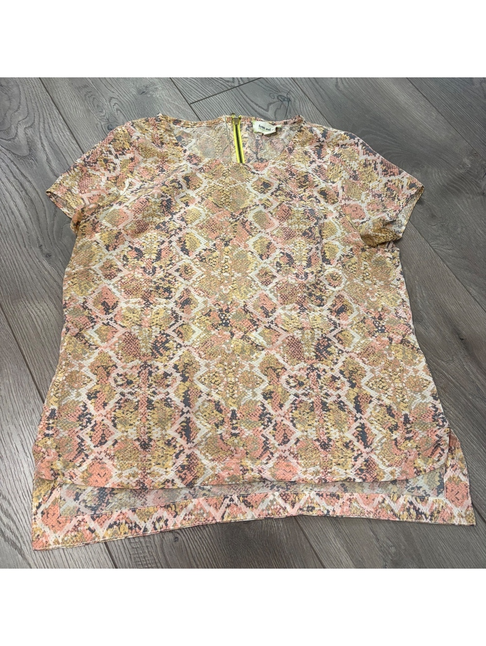 Anthropoligie Flynn and Rose snake print blouse 100% silk size Medium
